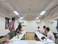 遅刻してきた春日をイジる鈴木。