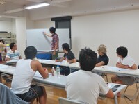 読み合せの前に舞台の説明をする田中。