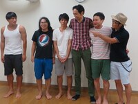 何かと春日をイジる鈴木。