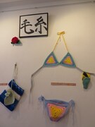 チャカホルダー付きビキニ（1万8000円）など。