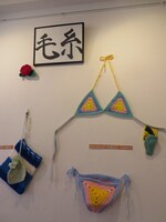 チャカホルダー付きビキニ（1万8000円）など。