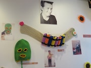 「ダイナマイト腹巻」や「巾着にもなる目出し帽」もポップな色合い。