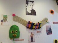 「ダイナマイト腹巻」や「巾着にもなる目出し帽」もポップな色合い。