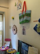 コースターやストラップなども販売。