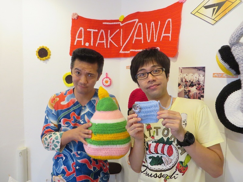「アイパー滝沢の編み物展～夏に暑苦しくてごめんね～」主催のえんにち・アイパー滝沢（左）と、手伝いのガリバートンネル佐助（右）。