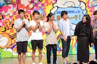 「誰が一番肌が黒いか」に興味を持つピース又吉（右）。