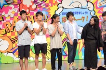 「誰が一番肌が黒いか」に興味を持つピース又吉（右）。