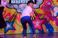 「おしりフラッシュ」を放つピース綾部。