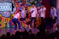 「おしりフラッシュ」を放つピース綾部と記念撮影を楽しむレイザーラモン。