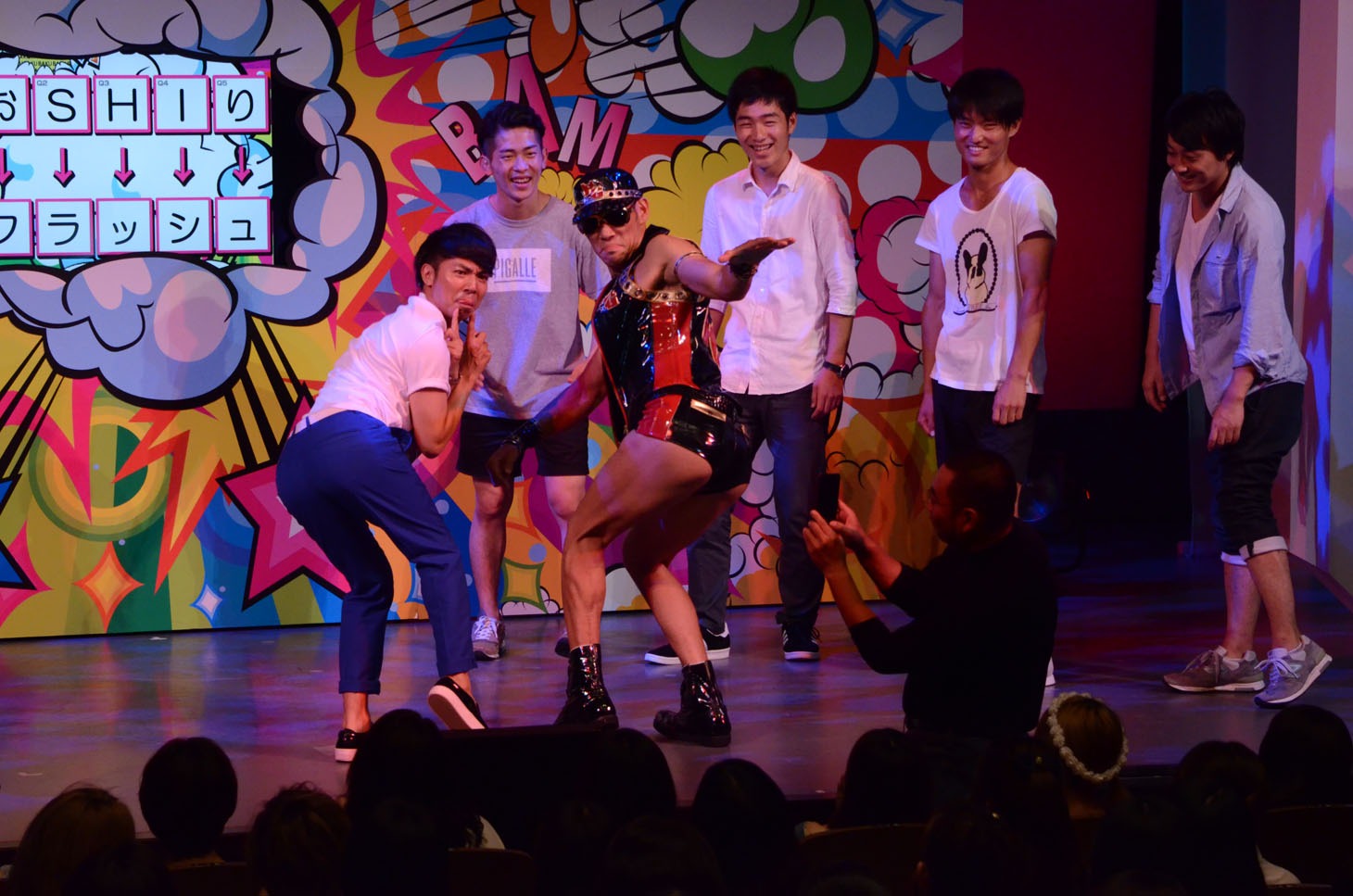 「おしりフラッシュ」を放つピース綾部と記念撮影を楽しむレイザーラモン。