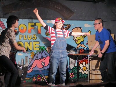 アラレちゃんに扮したこやつと、なわとびを回すA＆高佐。