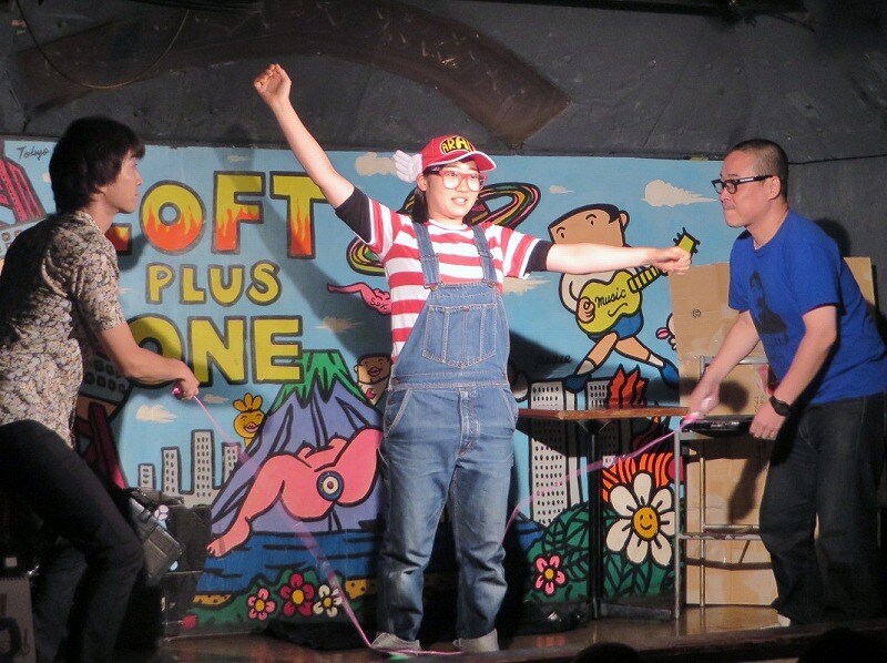 アラレちゃんに扮したこやつと、なわとびを回すA＆高佐。