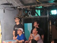 試合に茶々を入れるガヤのおじさんたち。