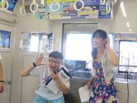 キキマストレインの進行を務めるイジリー岡田と脊山麻理子。