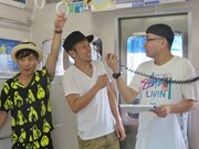 同じ中学出身のイジリー（右）と上田（中央）。