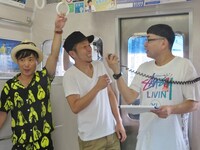 同じ中学出身のイジリー（右）と上田（中央）。