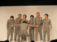 「『できる7人』DVD収録ベストライブ公演」の一場面。