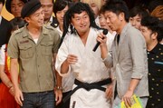 MCの島田秀平（右）と、予選のネタが好評を博したキック（中央）。