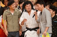 MCの島田秀平（右）と、予選のネタが好評を博したキック（中央）。