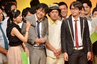 MCの浜口順子（左）と、磁石。