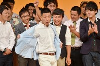 決勝進出が決まった直後のランチランチ（中央）。