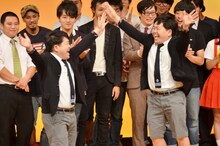 決勝進出が決まった瞬間のザ・たっち（手前）。