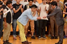 ホリプロの堀義貴社長から優勝の目録を受け取るランチランチ・ラリゴ（中央）。