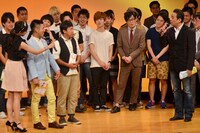 渡辺正行（右端）の講評を聞くランチランチ（手前左）。