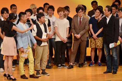 渡辺正行（右端）の講評を聞くランチランチ（手前左）。