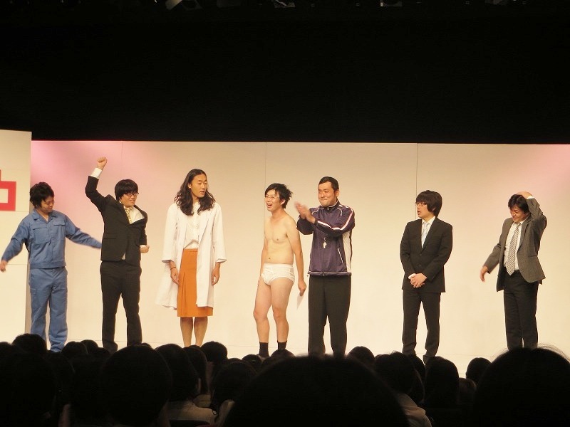 犬の心、グランジ、ライスによるコントライブ「『できる7人』DVD収録ベストライブ公演」エンディングの様子。