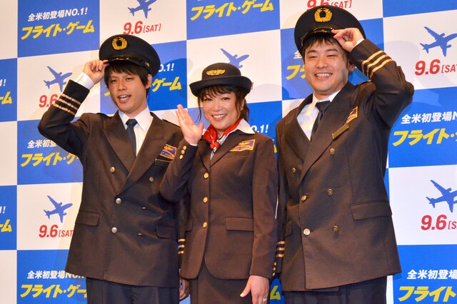 映画「フライト・ゲーム」の公開記念イベントに出演した、オジンオズボーンと堀ちえみ（中央）。