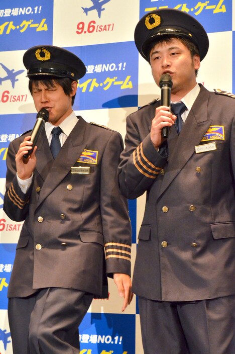 漫才を披露するオジンオズボーン。