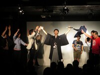 公式テーマンソング「リンダリンダ」熱唱。