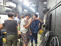 楽屋の武田と酒井。