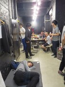 横になる三福、「見切らせろ」隊のドドん石田も。