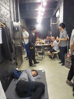 横になる三福、「見切らせろ」隊のドドん石田も。