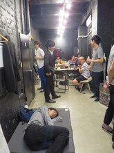 横になる三福、「見切らせろ」隊のドドん石田も。