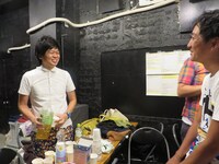 黒田とうれしそうにトークをする武田。