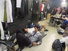 楽屋でネタ合わせをするザンゼンジ。