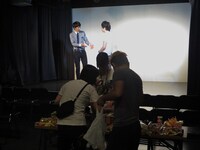 「ザンゼンジ休憩ライブ～通し券限定ライブ～」の準備をするスタッフとネタ合わせをするザンゼンジ。