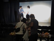 「ザンゼンジ休憩ライブ～通し券限定ライブ～」の準備をするスタッフとネタ合わせをするザンゼンジ。