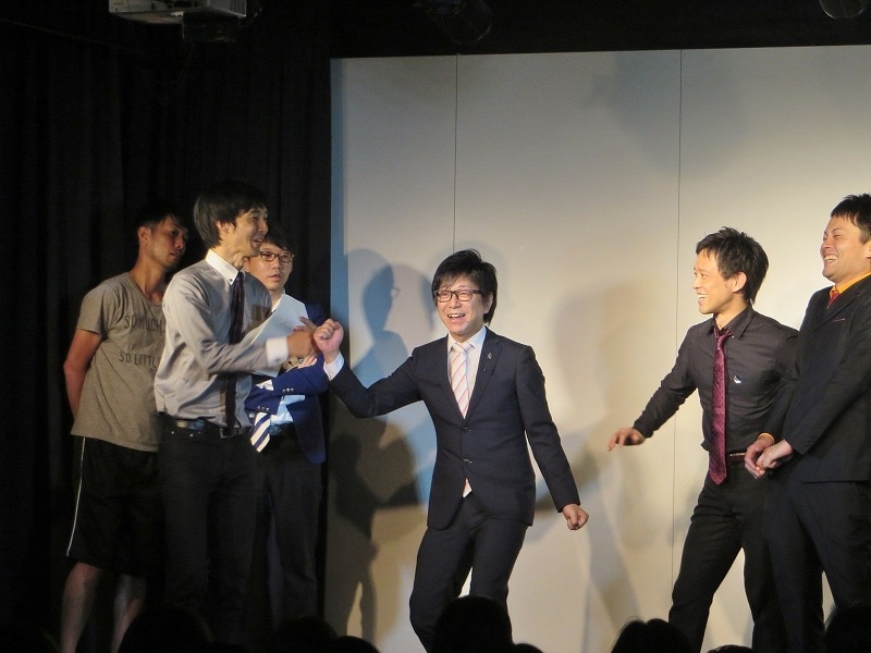コーナーの「大声クイズ」で、相方の名前を「まっつん！」と大声で叫ぶ風藤。