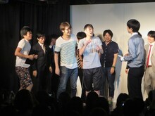 優勝してしまい「今後ネタでライブに出させられる」と心配するスパローズ。