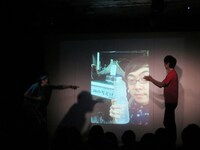 無事に富士山の水を汲んだ報告をする中村。