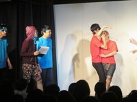 目隠しゲームで異様に塚本を触る三福。