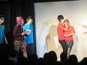 目隠しゲームで異様に塚本を触る三福。