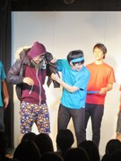 「辛い!」と言いながら武田に服を着せるドリーマーズ坂本。