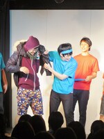 「辛い！」と言いながら武田に服を着せるドリーマーズ坂本。