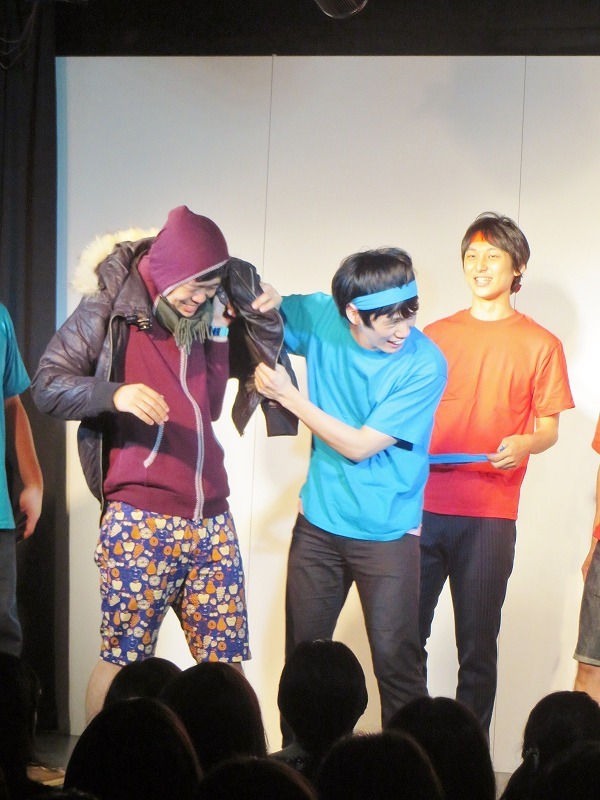 「辛い！」と言いながら武田に服を着せるドリーマーズ坂本。
