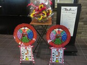 寄せられた花輪。